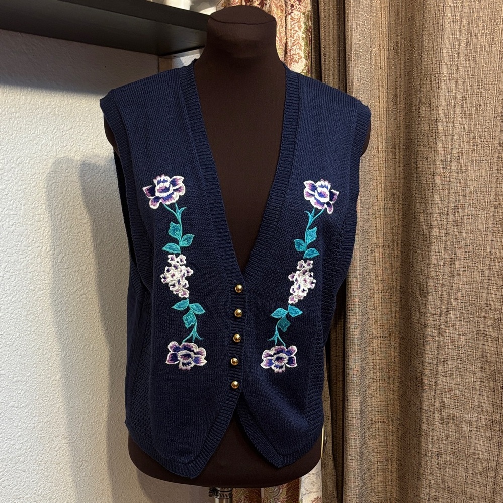 Vintage Leslie Fay Petite navy floral embroidered knit sweater vest. Size 12.